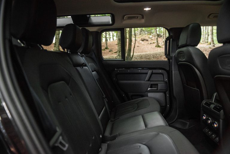 Land Rover Defender 2.0 SD4 S: la prova su strada