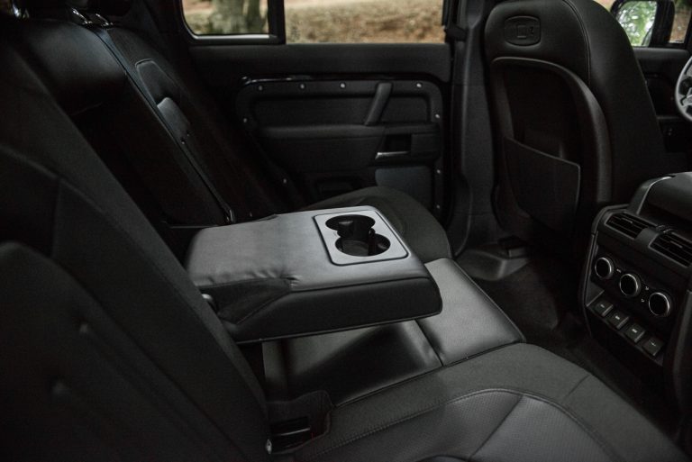 Land Rover Defender 2.0 SD4 S: la prova su strada