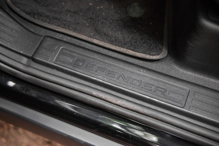Land Rover Defender 2.0 SD4 S: la prova su strada