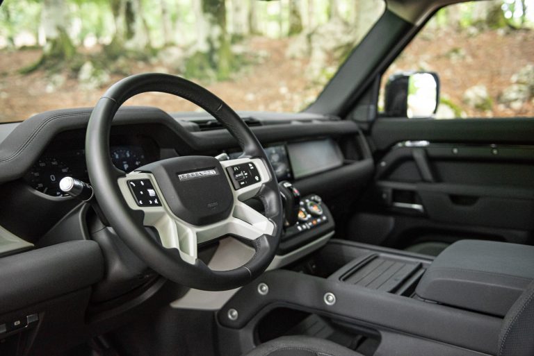 Land Rover Defender 2.0 SD4 S: la prova su strada