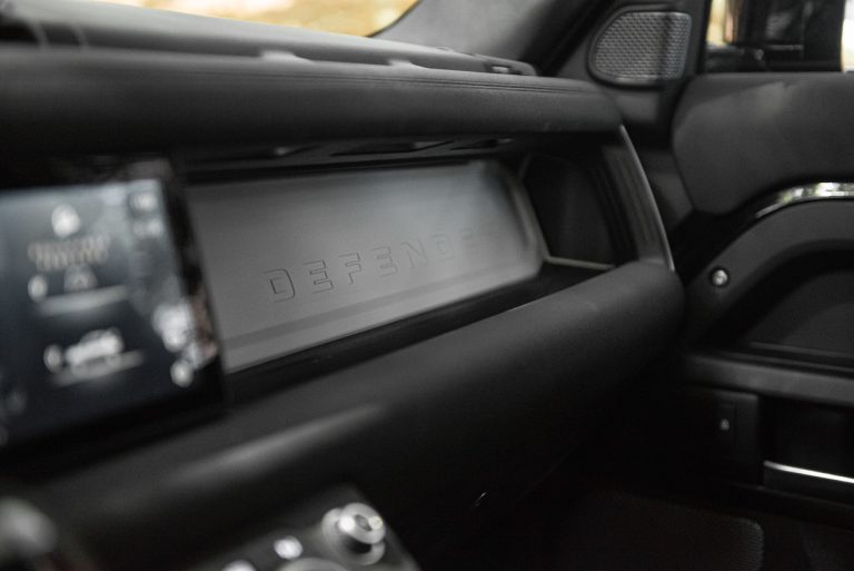 Land Rover Defender 2.0 SD4 S: la prova su strada