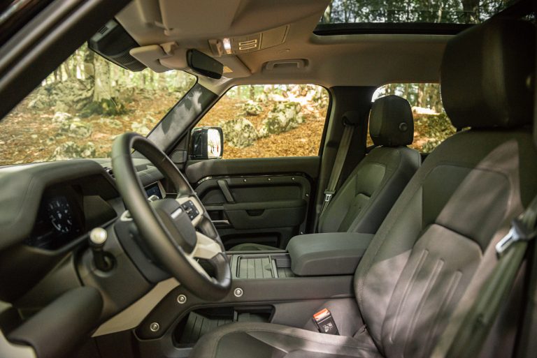 Land Rover Defender 2.0 SD4 S: la prova su strada