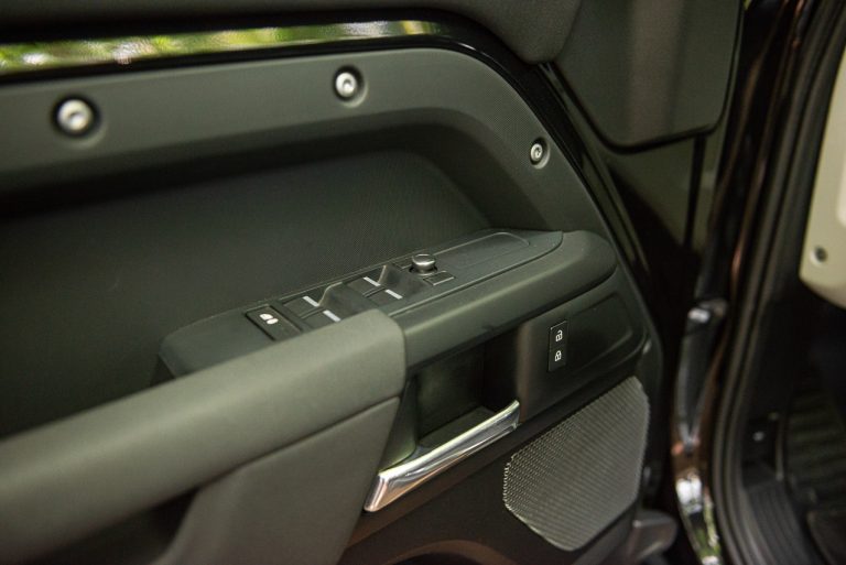 Land Rover Defender 2.0 SD4 S: la prova su strada