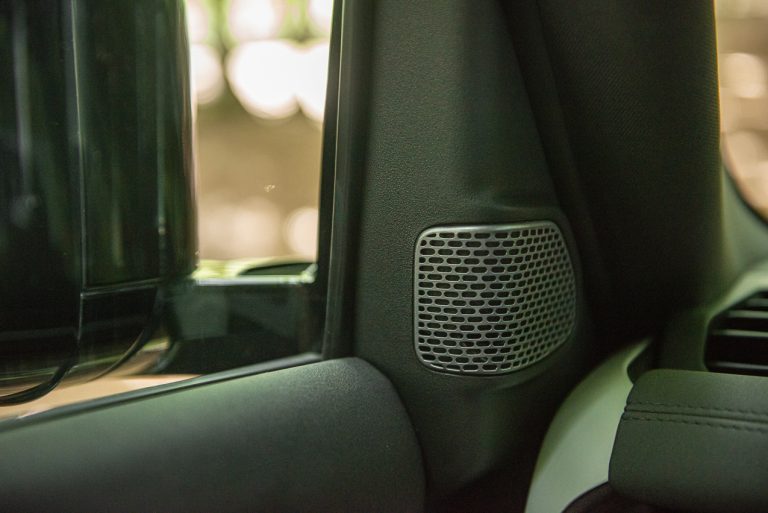 Land Rover Defender 2.0 SD4 S: la prova su strada