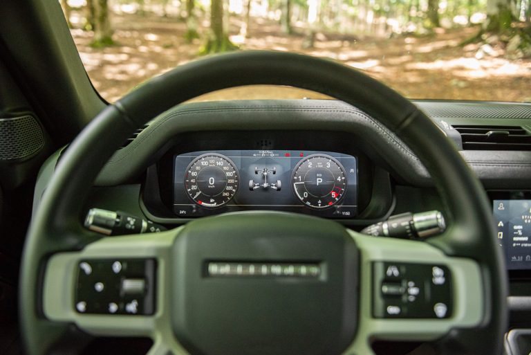 Land Rover Defender 2.0 SD4 S: la prova su strada