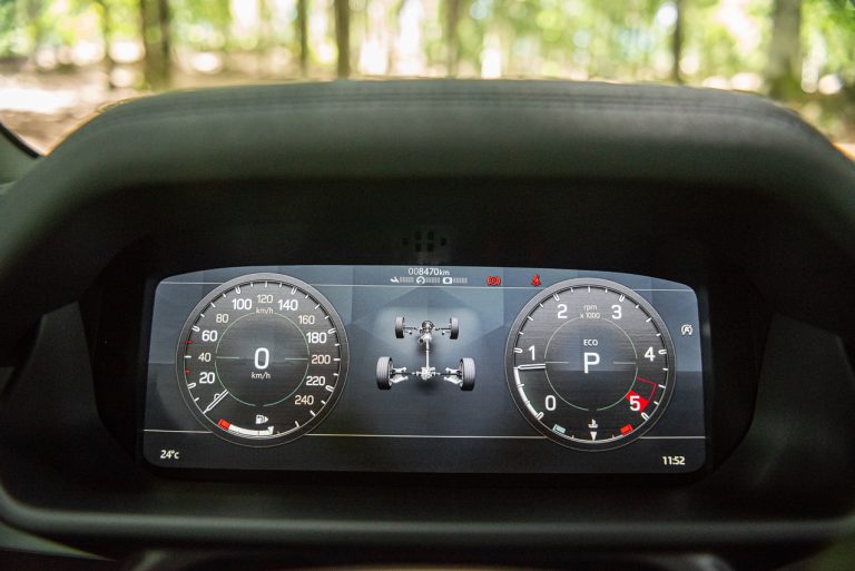 Land Rover Defender 2.0 SD4 S: la prova su strada