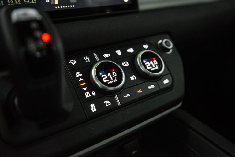 Land Rover Defender 2.0 SD4 S: la prova su strada