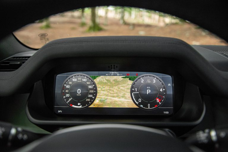 Land Rover Defender 2.0 SD4 S: la prova su strada