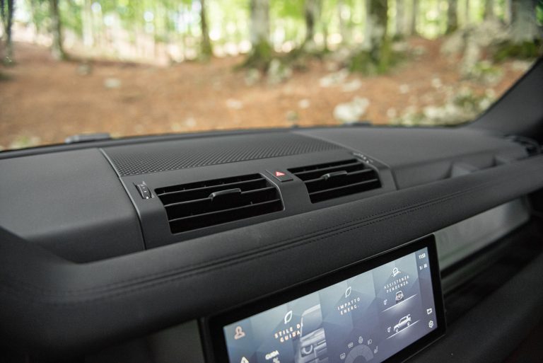Land Rover Defender 2.0 SD4 S: la prova su strada