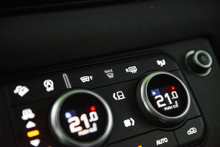 Land Rover Defender 2.0 SD4 S: la prova su strada