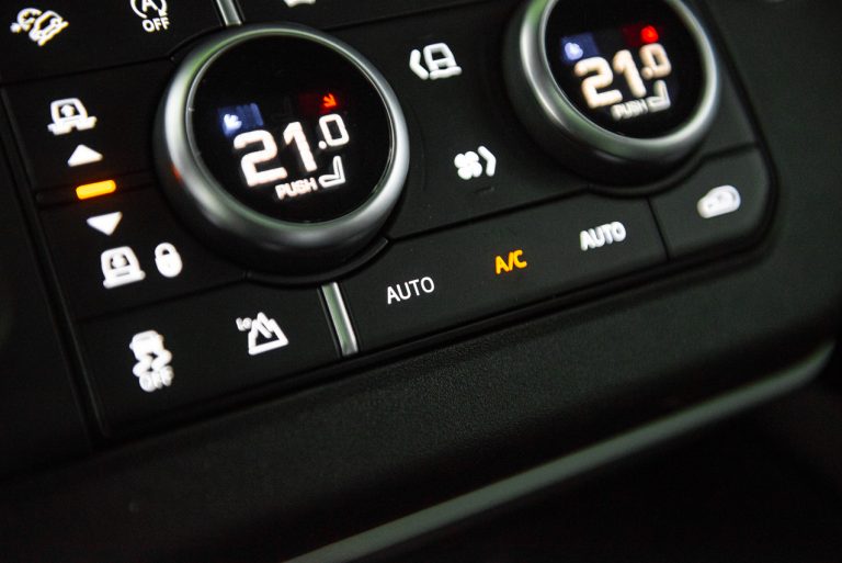 Land Rover Defender 2.0 SD4 S: la prova su strada