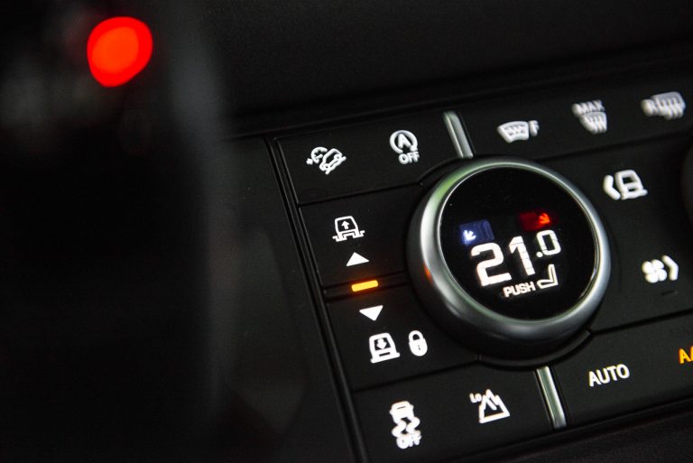 Land Rover Defender 2.0 SD4 S: la prova su strada