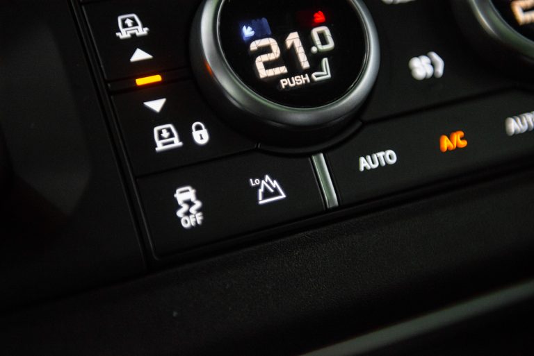 Land Rover Defender 2.0 SD4 S: la prova su strada