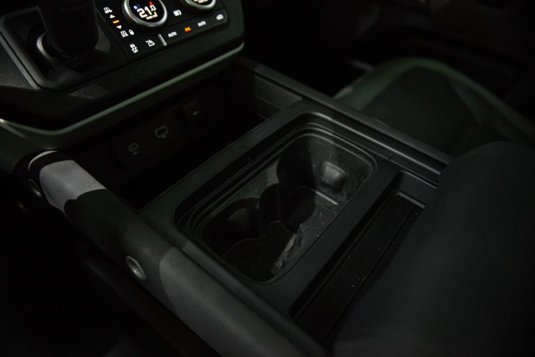 Land Rover Defender 2.0 SD4 S: la prova su strada