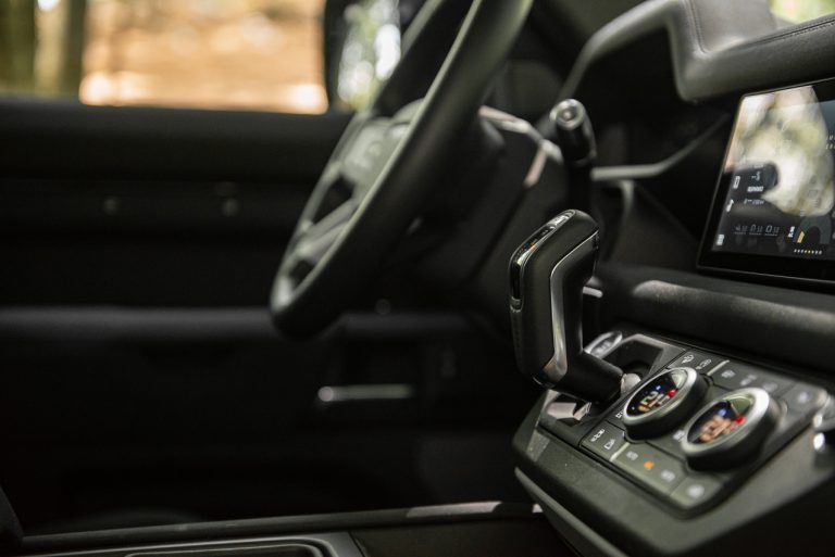 Land Rover Defender 2.0 SD4 S: la prova su strada