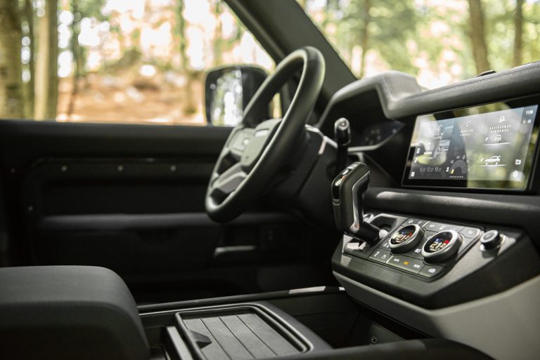 Land Rover Defender 2.0 SD4 S: la prova su strada