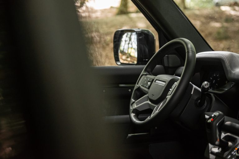 Land Rover Defender 2.0 SD4 S: la prova su strada
