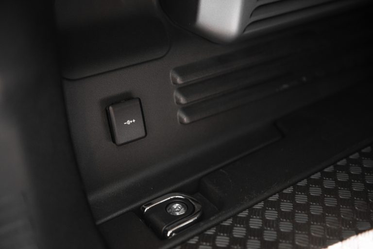 Land Rover Defender 2.0 SD4 S: la prova su strada