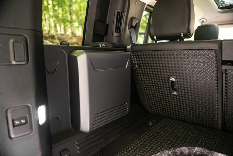 Land Rover Defender 2.0 SD4 S: la prova su strada