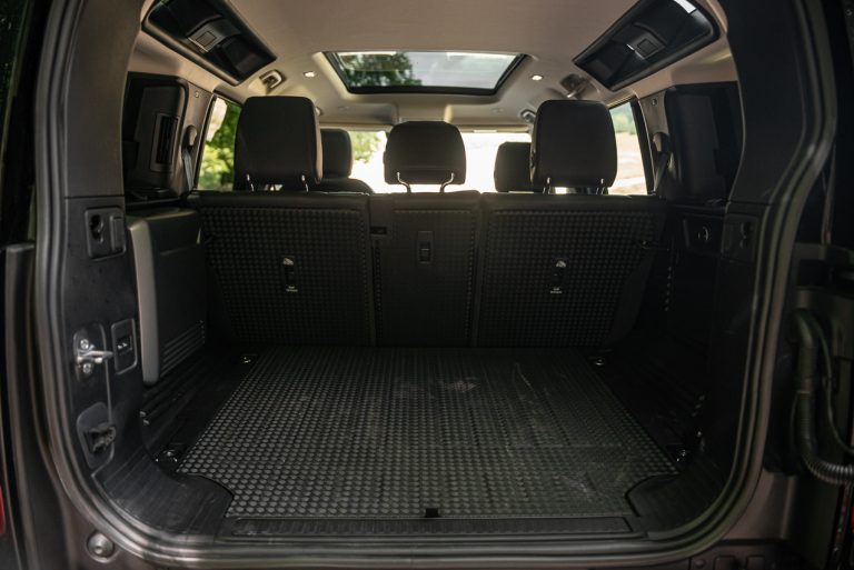 Land Rover Defender 2.0 SD4 S: la prova su strada