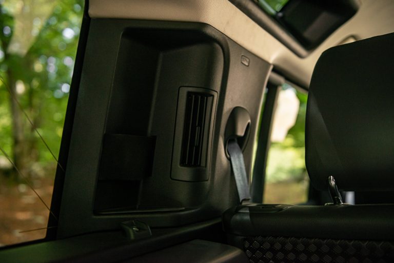 Land Rover Defender 2.0 SD4 S: la prova su strada