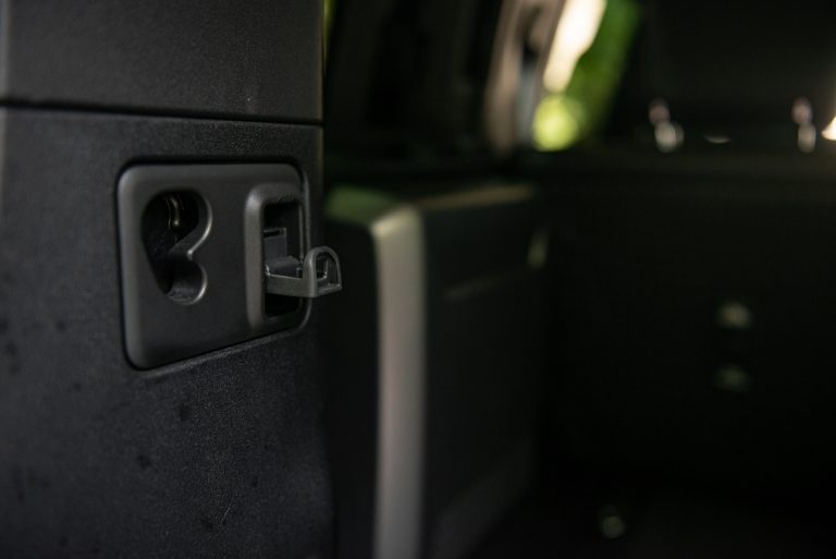 Land Rover Defender 2.0 SD4 S: la prova su strada