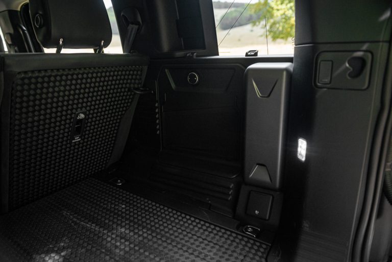 Land Rover Defender 2.0 SD4 S: la prova su strada