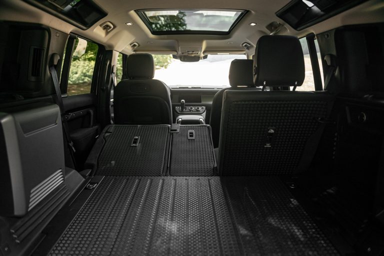 Land Rover Defender 2.0 SD4 S: la prova su strada