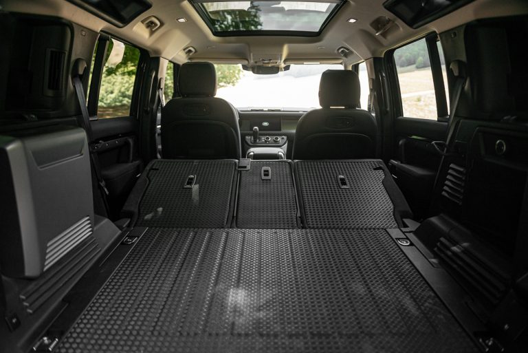 Land Rover Defender 2.0 SD4 S: la prova su strada