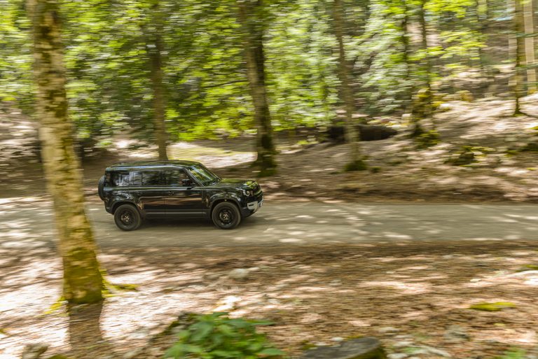 Land Rover Defender 2.0 SD4 S: la prova su strada