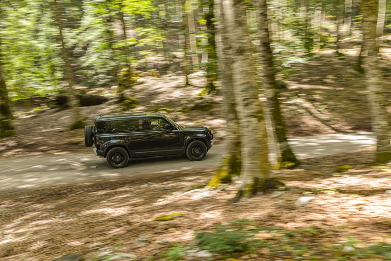 Land Rover Defender 2.0 SD4 S: la prova su strada