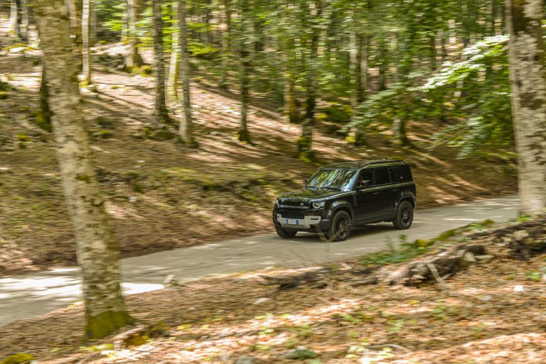 Land Rover Defender 2.0 SD4 S: la prova su strada