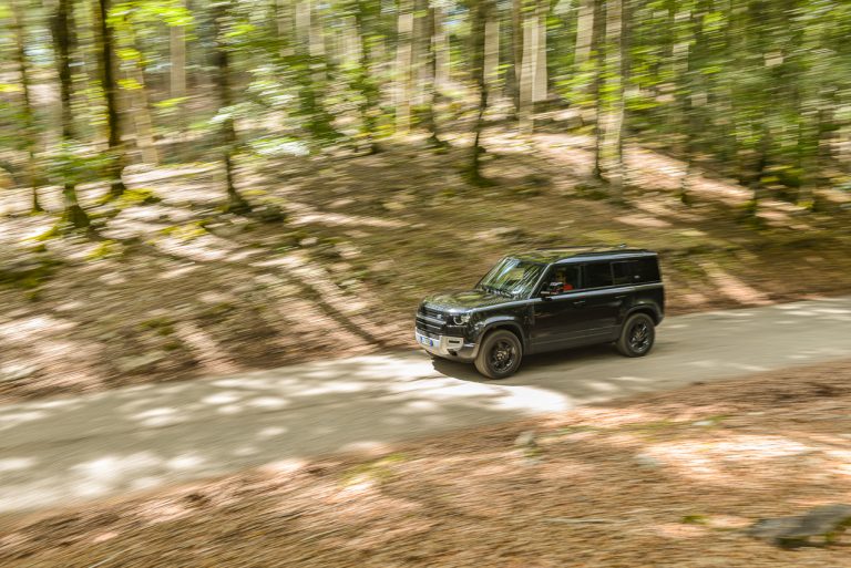 Land Rover Defender 2.0 SD4 S: la prova su strada