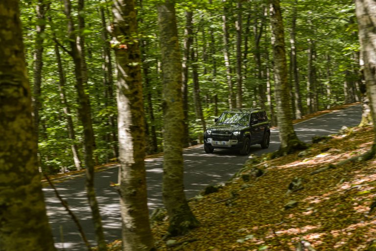 Land Rover Defender 2.0 SD4 S: la prova su strada