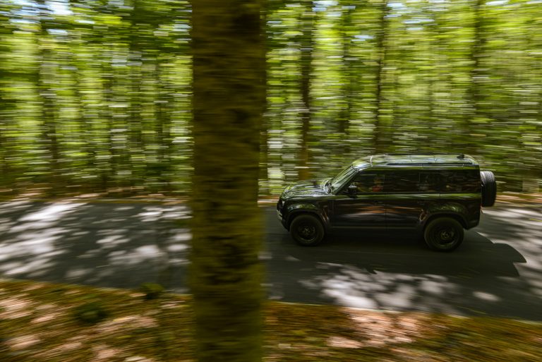 Land Rover Defender 2.0 SD4 S: la prova su strada