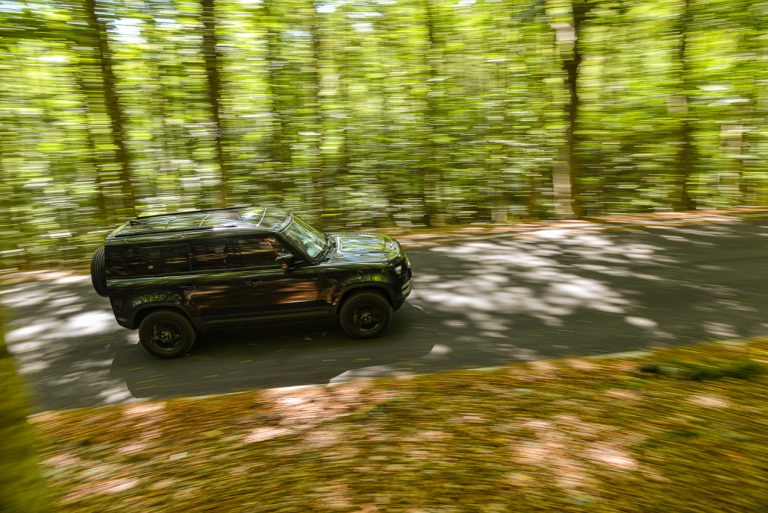 Land Rover Defender 2.0 SD4 S: la prova su strada
