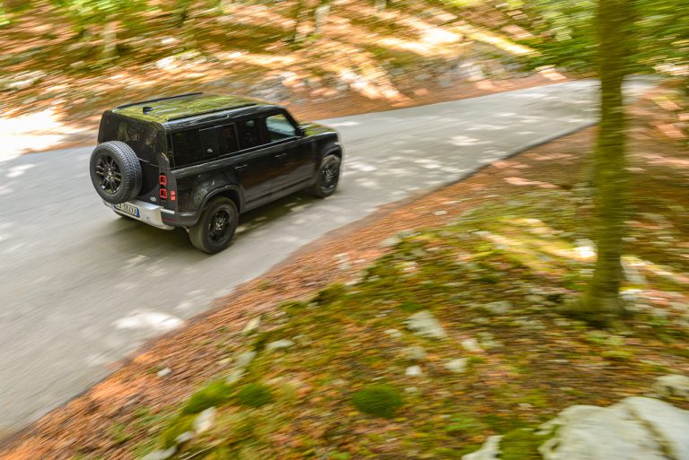 Land Rover Defender 2.0 SD4 S: la prova su strada