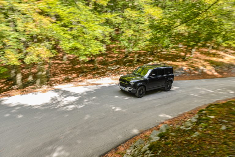 Land Rover Defender 2.0 SD4 S: la prova su strada