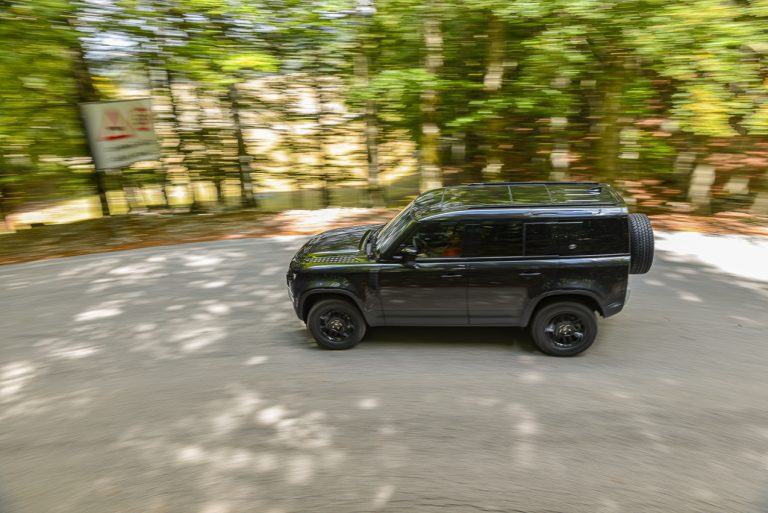 Land Rover Defender 2.0 SD4 S: la prova su strada