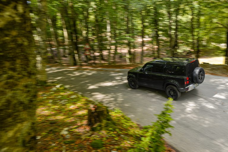 Land Rover Defender 2.0 SD4 S: la prova su strada
