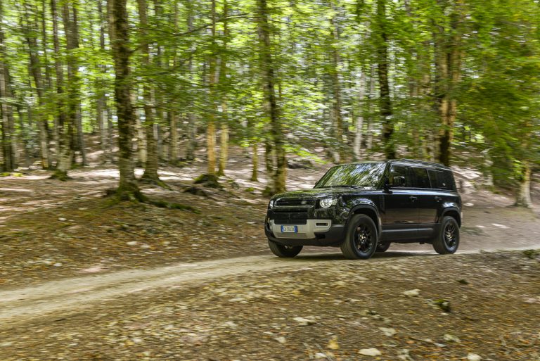 Land Rover Defender 2.0 SD4 S: la prova su strada