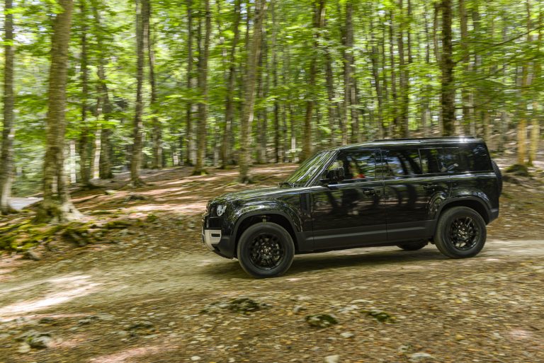 Land Rover Defender 2.0 SD4 S: la prova su strada