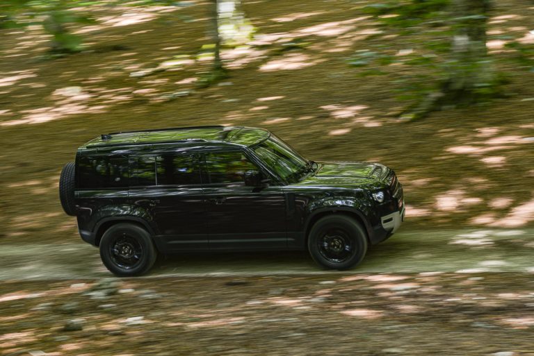 Land Rover Defender 2.0 SD4 S: la prova su strada