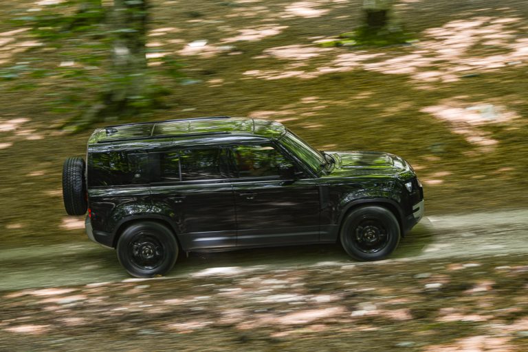 Land Rover Defender 2.0 SD4 S: la prova su strada