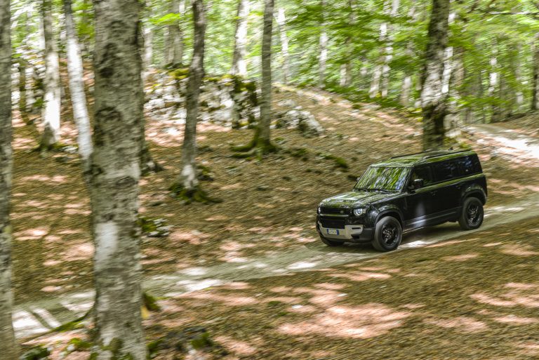 Land Rover Defender 2.0 SD4 S: la prova su strada