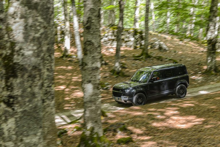 Land Rover Defender 2.0 SD4 S: la prova su strada