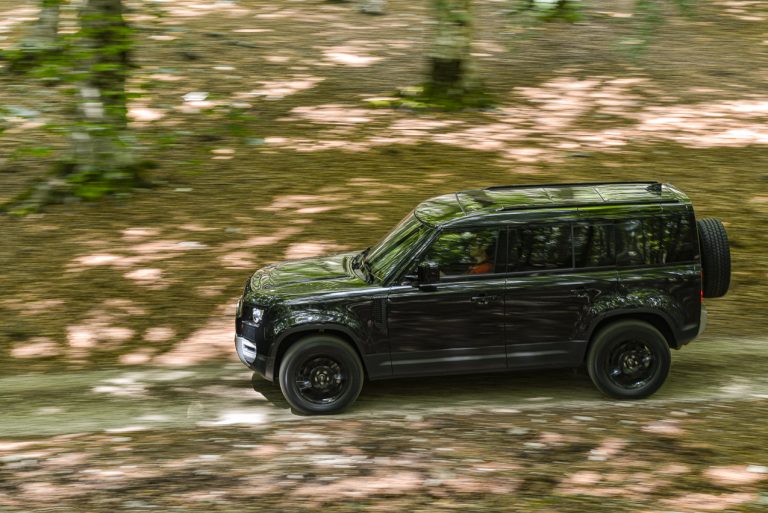 Land Rover Defender 2.0 SD4 S: la prova su strada