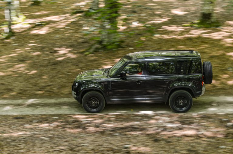 Land Rover Defender 2.0 SD4 S: la prova su strada