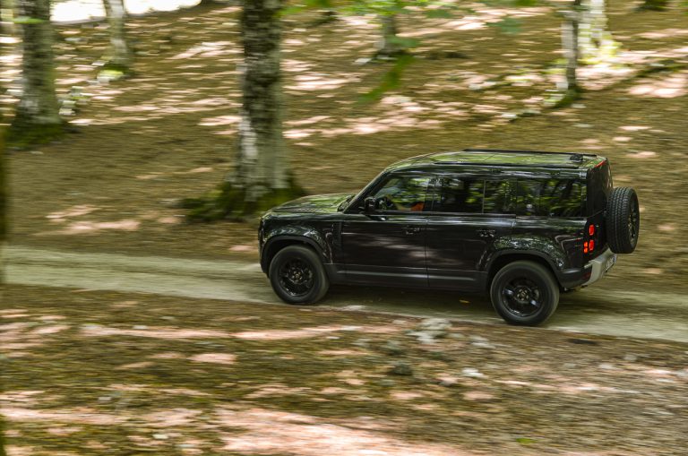 Land Rover Defender 2.0 SD4 S: la prova su strada