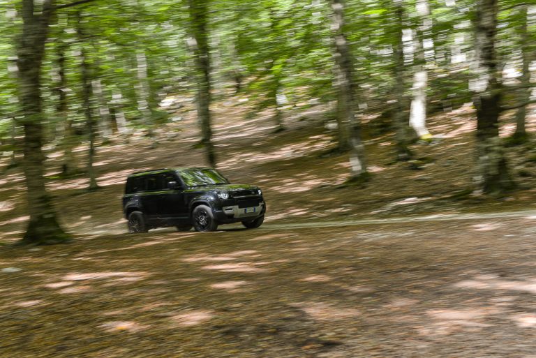 Land Rover Defender 2.0 SD4 S: la prova su strada